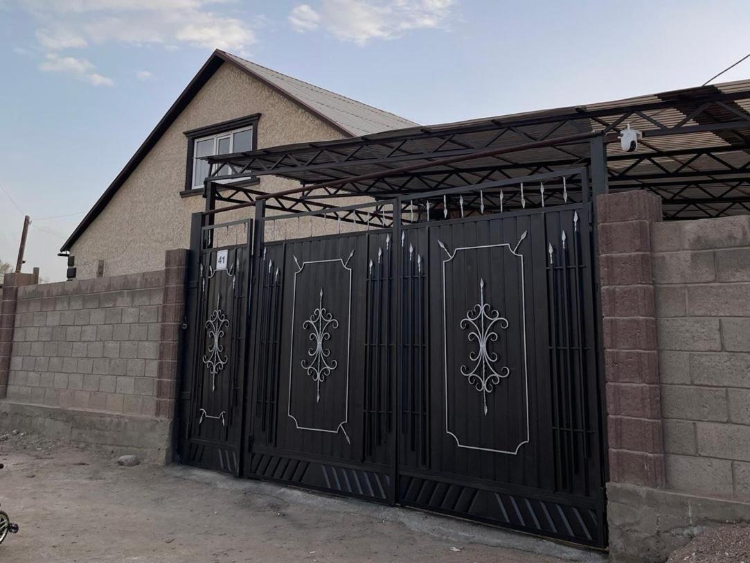 Center Guesthouse Kochkor المظهر الخارجي الصورة